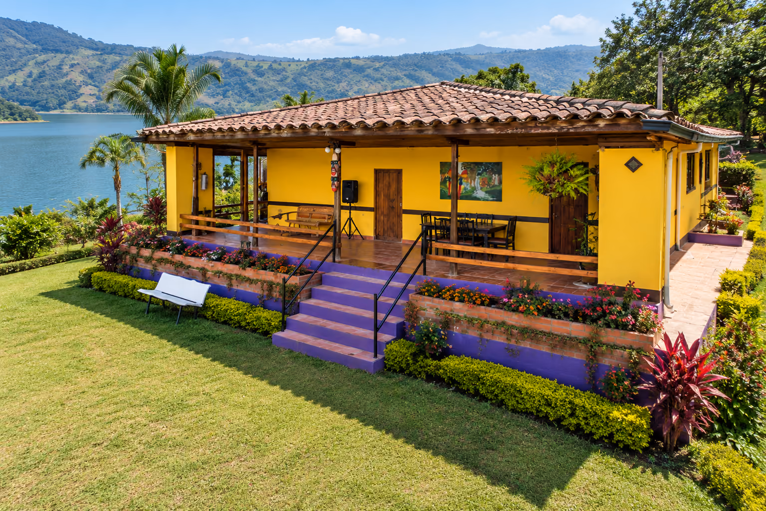 La casa de Tufink con su corredor amarillo, jardines y el lago al fondo