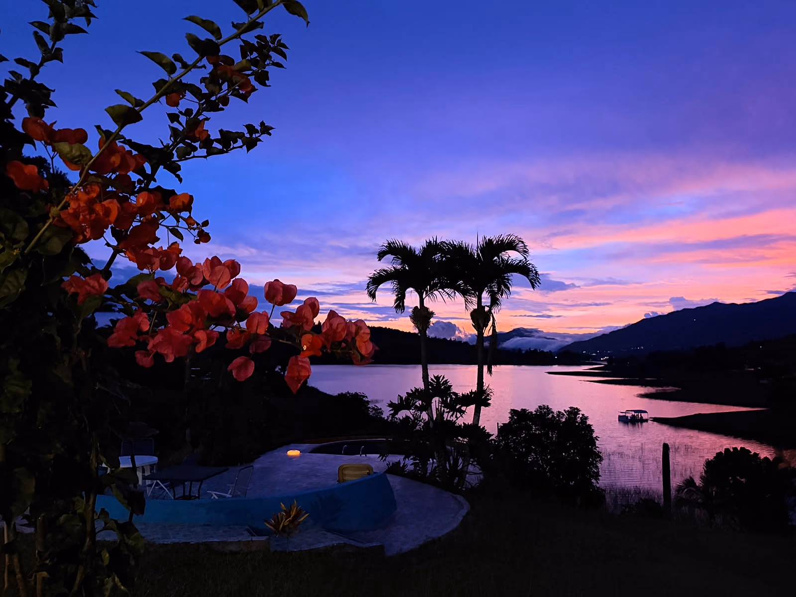 Atardecer rosado y violeta sobre el Lago Calima, visto desde la finca