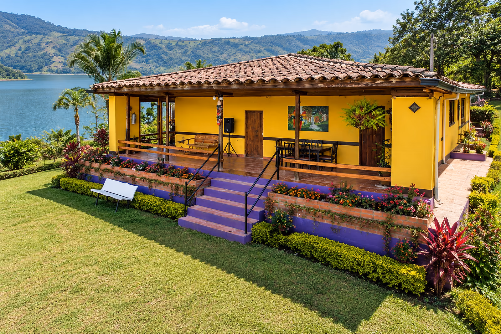La casa de Tufink con su corredor amarillo, jardines y el lago al fondo