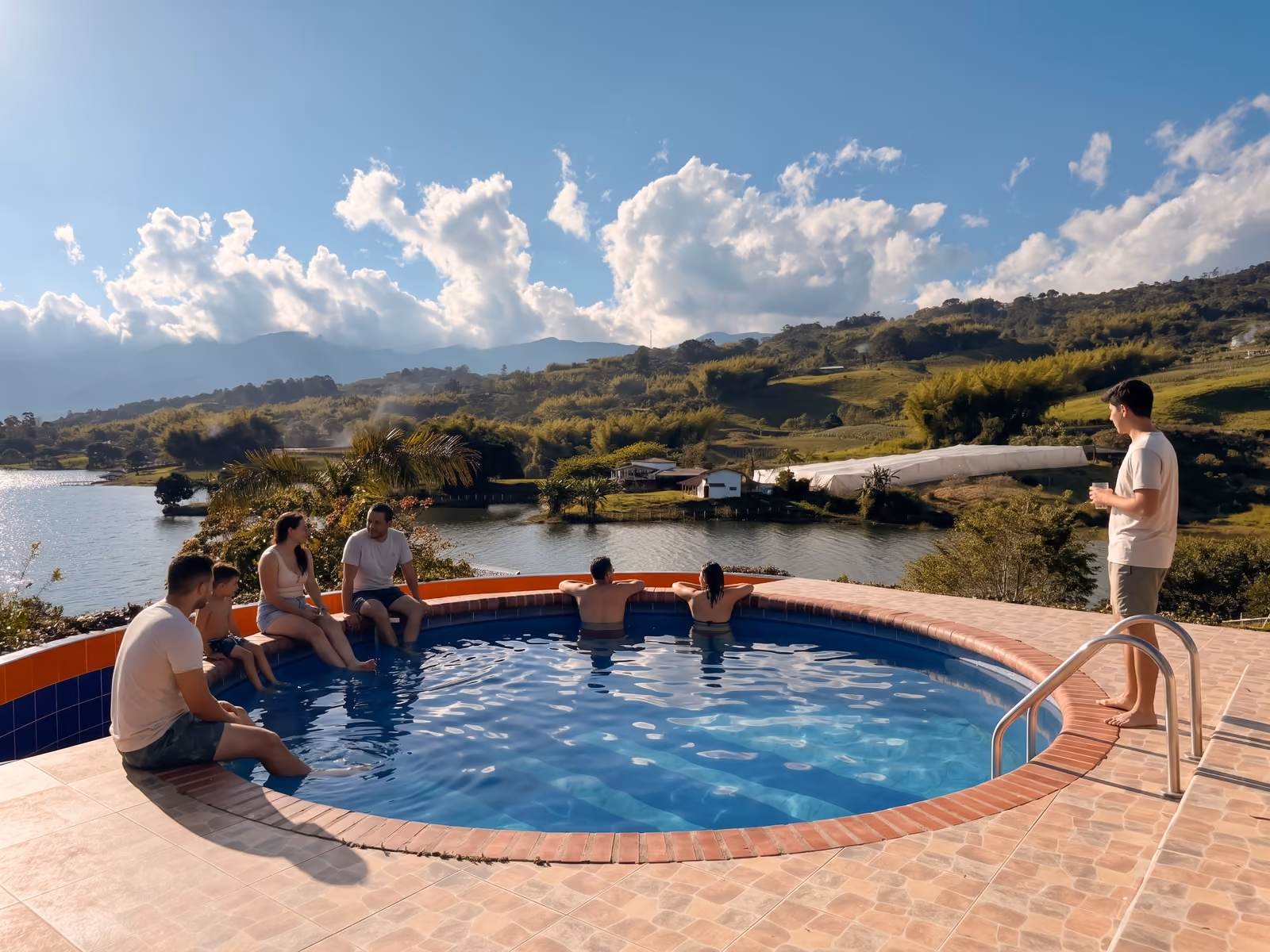 Amigos y familia en la piscina de la finca con vista al Lago Calima